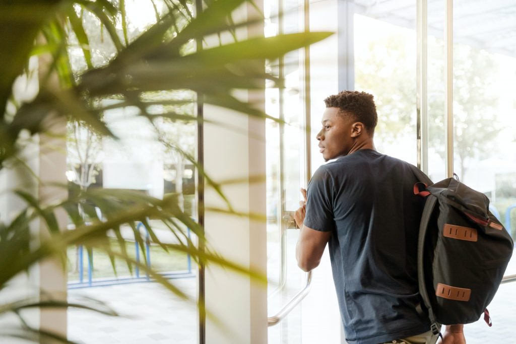 Étudiant dans le campus